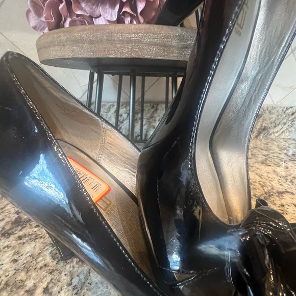 Moda Spana black patent leather peep toe pump/heels with bow.  Size 11. - Picture 7 of 8